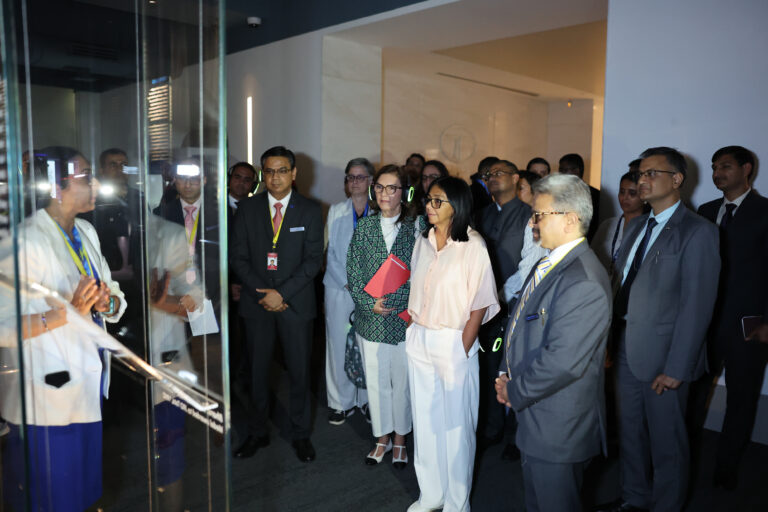 Presidenta (E) Delcy Rodríguez visita conglomerado industrial en Mumbai y aborda uso de energías renovables