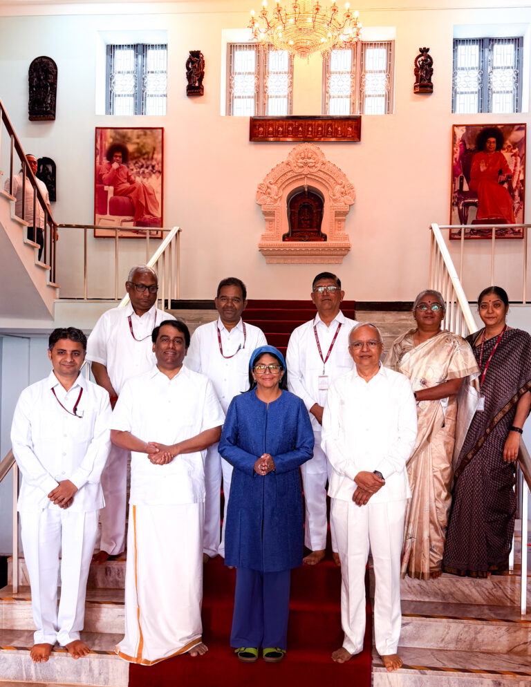 Presidenta (E) Delcy Rodríguez culmina agenda en la India con visita al Instituto de Estudios Superiores Sri Sathya Sai