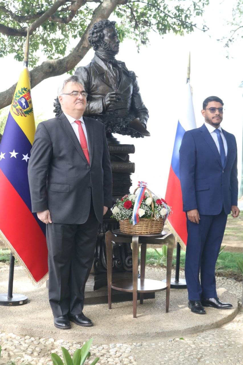Venezuela celebra Día del Idioma Ruso con ofrenda floral a Aleksander Pushkin en Caracas
