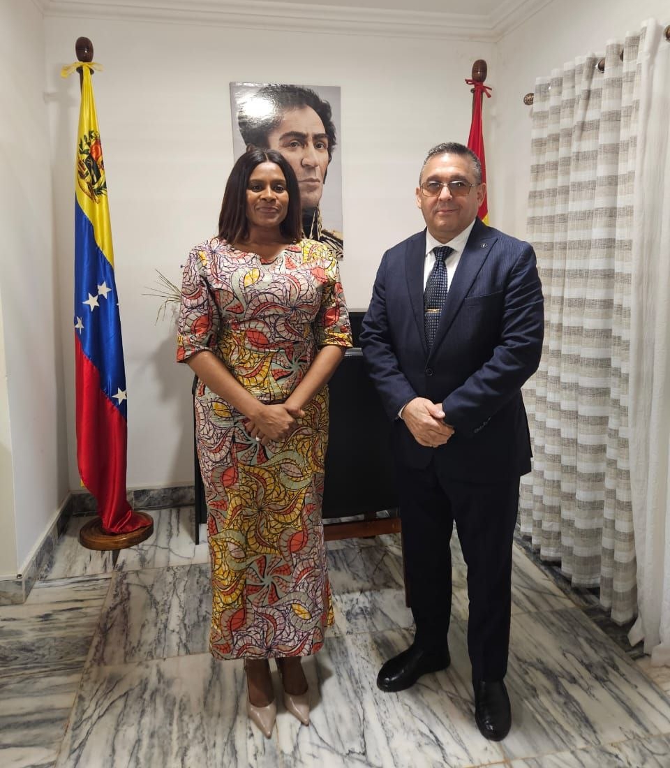 Canciller de Guinea-Bisáu firma Libro de Condolencias en solidaridad con Venezuela