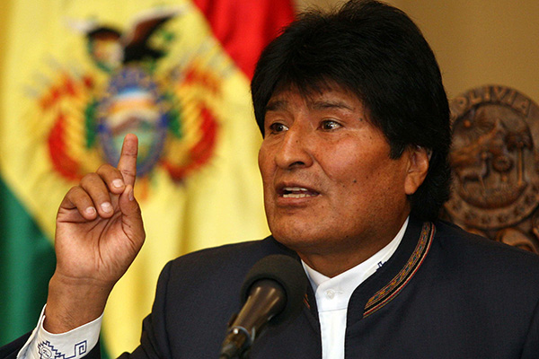 BOL01. LA PAZ (BOLIVIA), 28/08/2013.- El presidente de Bolivia, Evo Morales, habla durante una rueda de prensa hoy, miércoles 28 de agosto de 2013, en La Paz (Bolivia), en la que pidió a Brasil "devolver" al senador opositor Roger Pinto a la Justicia boliviana para contribuir a la lucha contra la corrupción. Pinto huyó al país vecino el viernes pasado desde la Embajada de Brasil en La Paz con la ayuda del diplomático Eduardo Saboia y soldados de ese país, en dos automóviles oficiales de la legación. EFE/Martin Alipaz