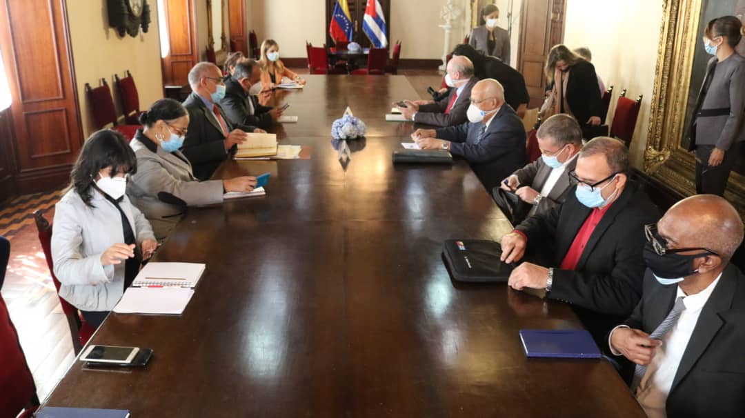 Ministro Alvarado y Vice Primer Ministro de Cuba revisan avance de proyectos bilaterales en el área de salud