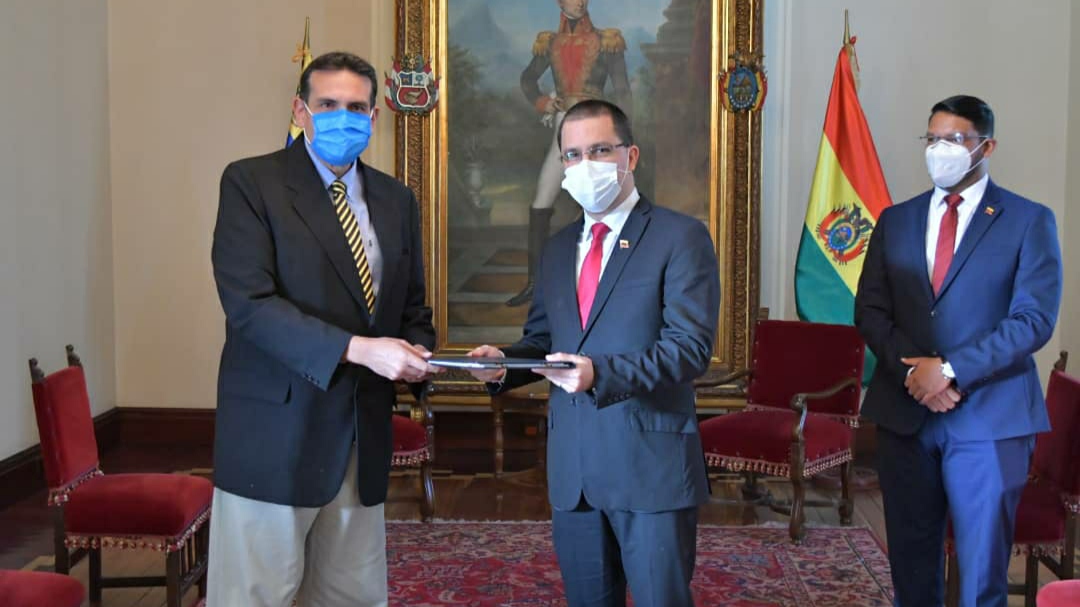 Embajador de Bolivia Sebastián Michel presenta sus Copias de Estilo al canciller Arreaza
