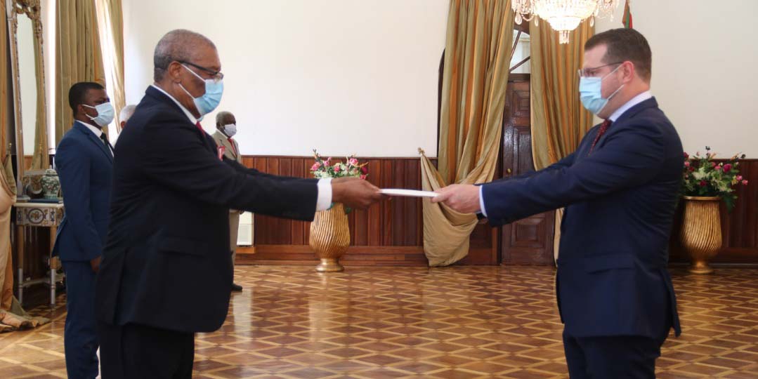 Embajador Marlon José Peña Labrador presenta carta credenciales en Santo Tomé y Príncipe