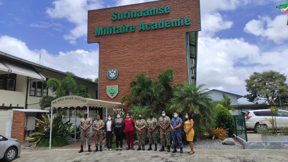 Embajadora venezolana sostiene reunión con director de la Academia Militar de Surinam