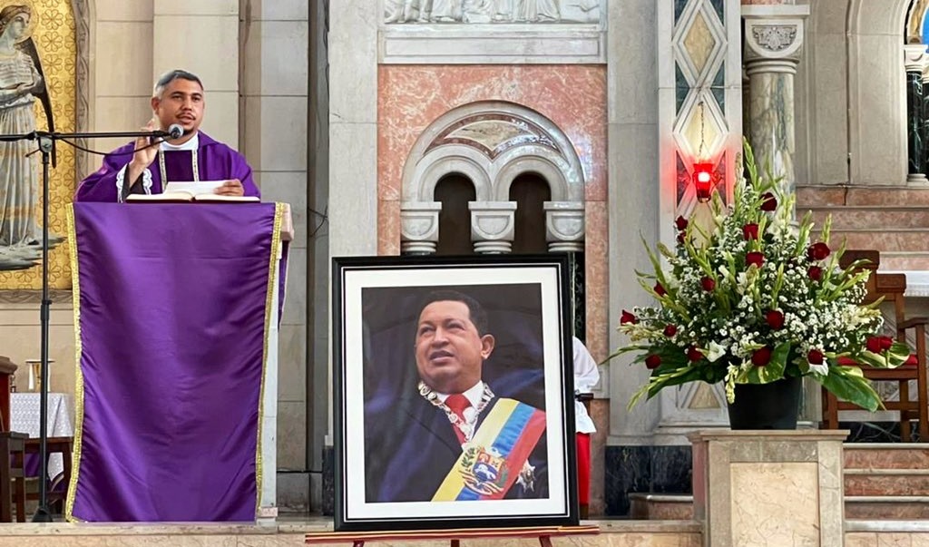 Venezolanos y cubanos asisten a ceremonia religiosa en homenaje al Comandante Hugo Chávez