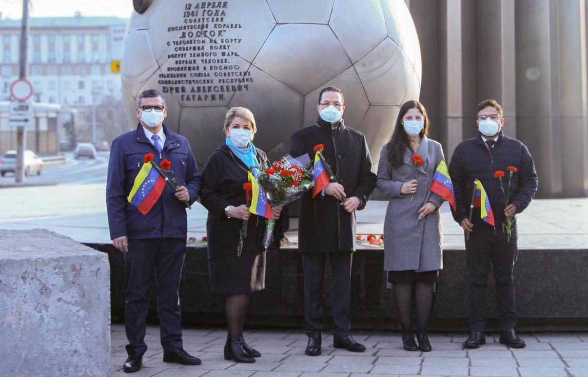 Embajada de Venezuela realiza ofrenda floral con motivo de la celebración del 60º aniversario del vuelo de Yuri Gagarin