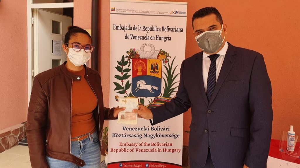 Embajada venezolana realiza nueva entrega de prórrogas de pasaportes a connacionales residentes en Hungría