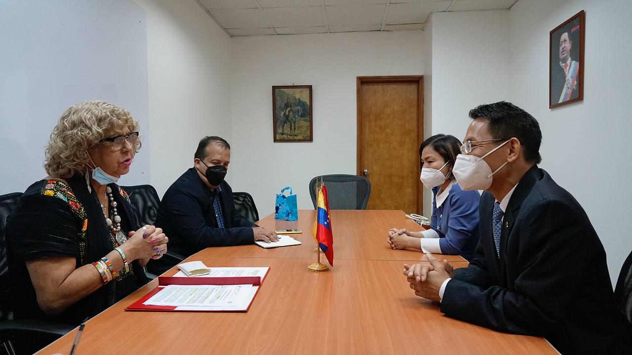 Viceministra Capaya Rodríguez revisa agenda de cooperación con embajador de Vietnam