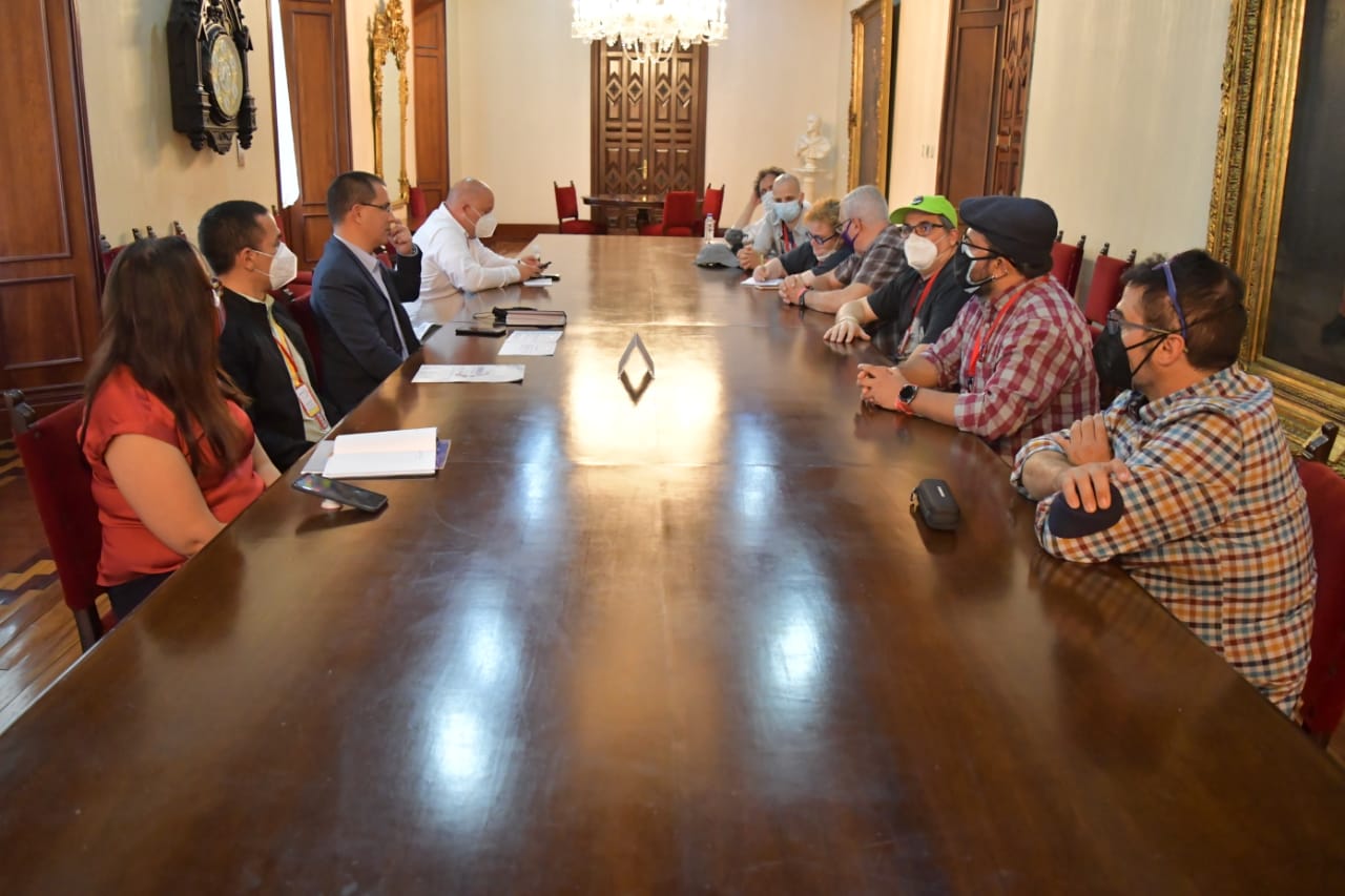 Canciller Arreaza se reúne con representantes de la Red de Intelectuales, Artistas y Movimientos Sociales