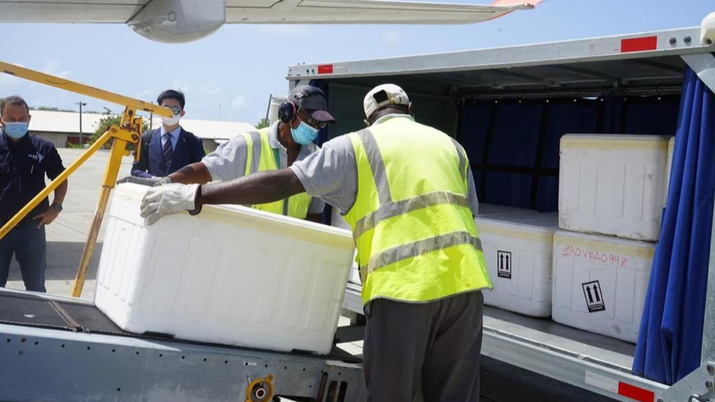 Antigua y Barbuda recibe 20 mil dosis de la vacuna china Sinopharm a través del puente aéreo del Banco del ALBA