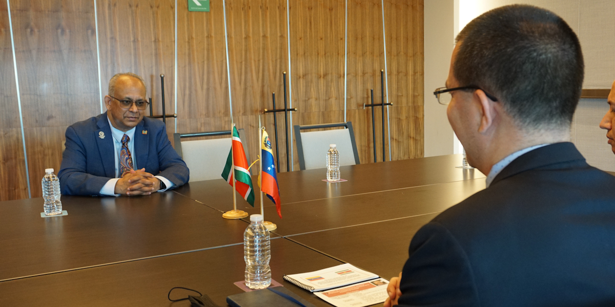 Ministro Arreaza se reúne con su homólogo de Surinam previo a la XXI reunión de Cancilleres de la Celac