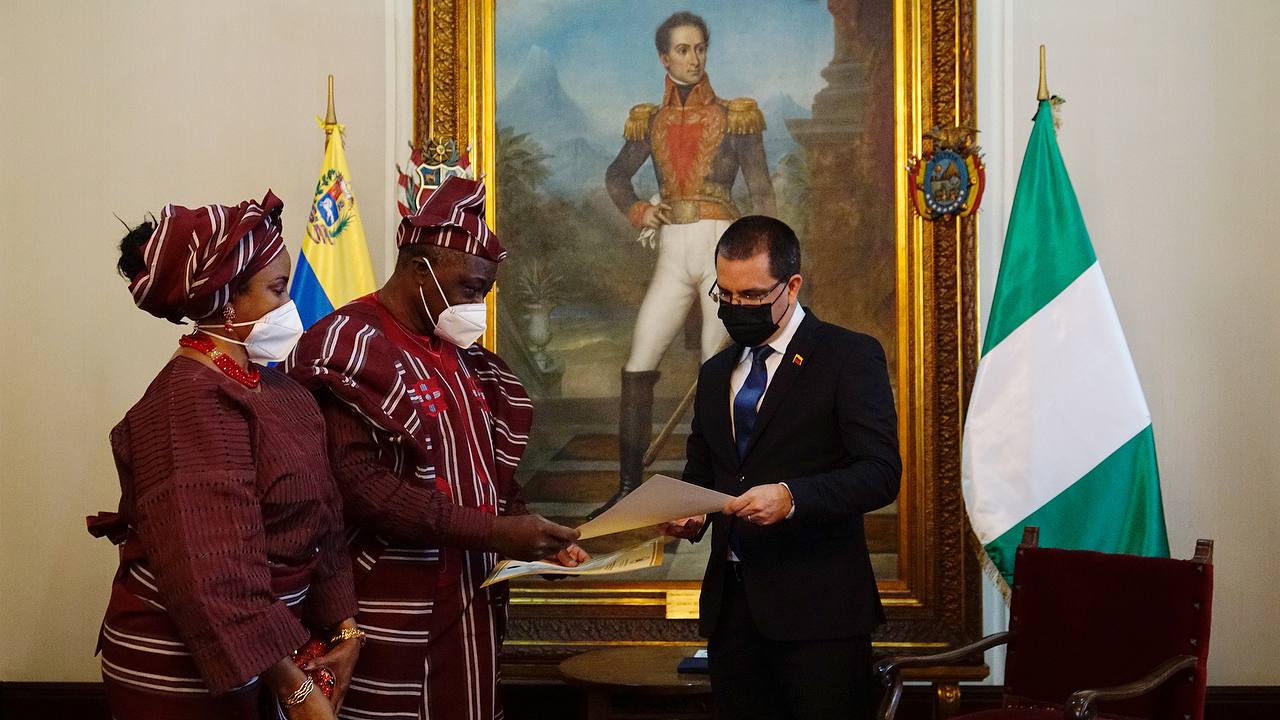 Ministro Arreaza recibe Copias de Estilo del nuevo embajador de Nigeria Olorundare Phillip Awoniyi
