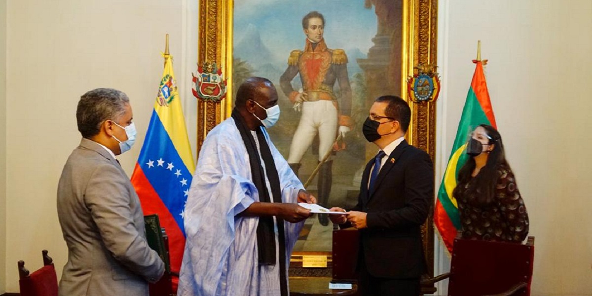 Nuevo Embajador de Mauritania en Venezuela entrega Copias de Estilo al canciller Arreaza
