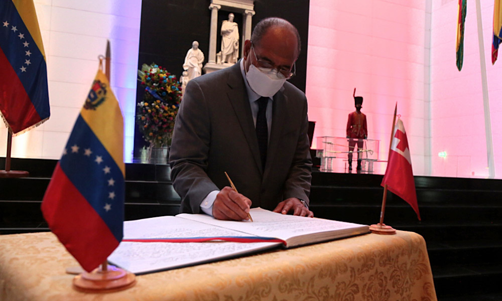 Embajador de Tonga en Venezuela rinde honores al Libertador Simón Bolívar con ofrenda floral