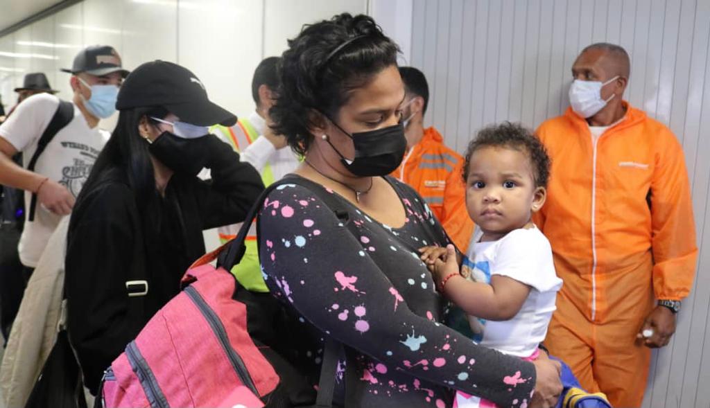 Arriba a Venezuela avión de Conviasa con 73 repatriados de Ecuador a través del Plan Vuelta a la Patria