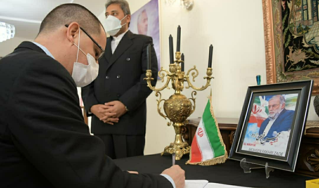 Canciller Arreaza firma libro de condolencias por el asesinato del científico nuclear iraní Mohsen Fajrizade