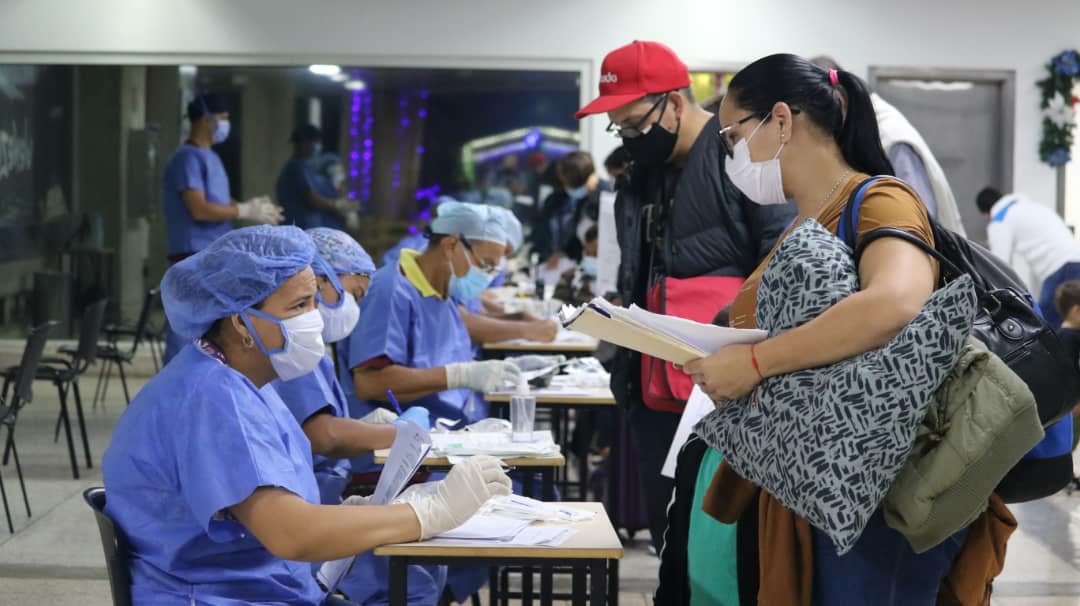 Venezolanos provenientes de Chile agradecen atención médico-sanitaria en vuelo del Plan Vuelta a la Patria