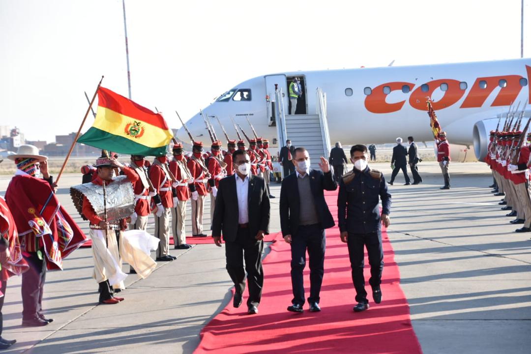 Canciller Arreaza llega a Bolivia para asistir a la toma de posesión del presidente Luis Arce