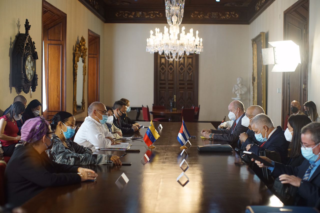 Venezuela y Cuba revisan cooperación en áreas de salud y ciencia y tecnología