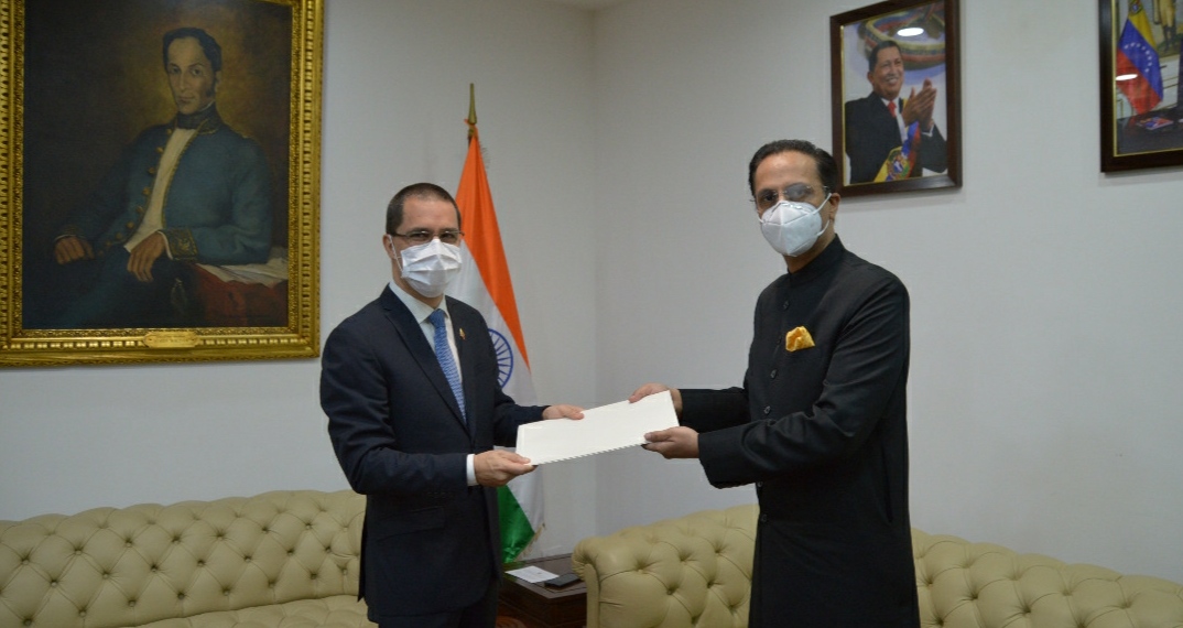 Embajador de la India presenta sus copias de estilo al canciller Arreaza
