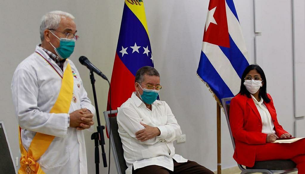Gobierno Bolivariano condecora a médicos de Cuba por su valioso apoyo en la lucha contra el COVID-19