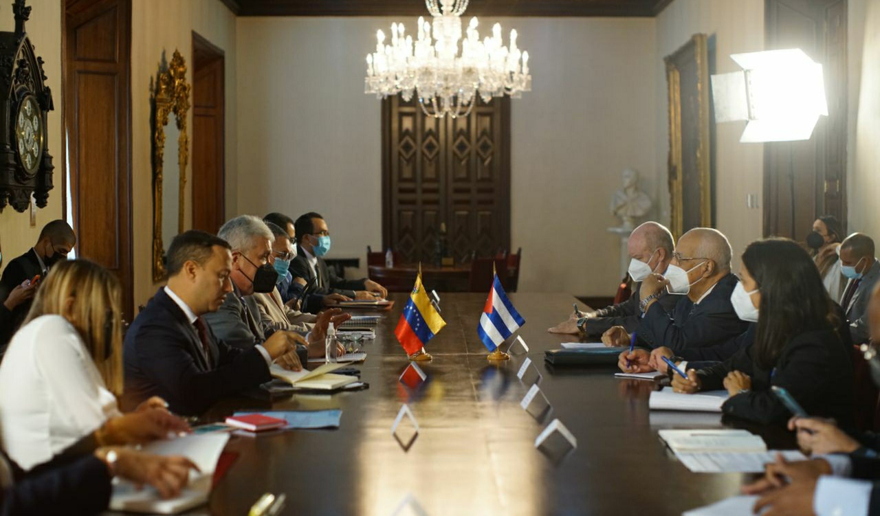 Venezuela y Cuba revisan convenios en materia de agricultura y alimentación