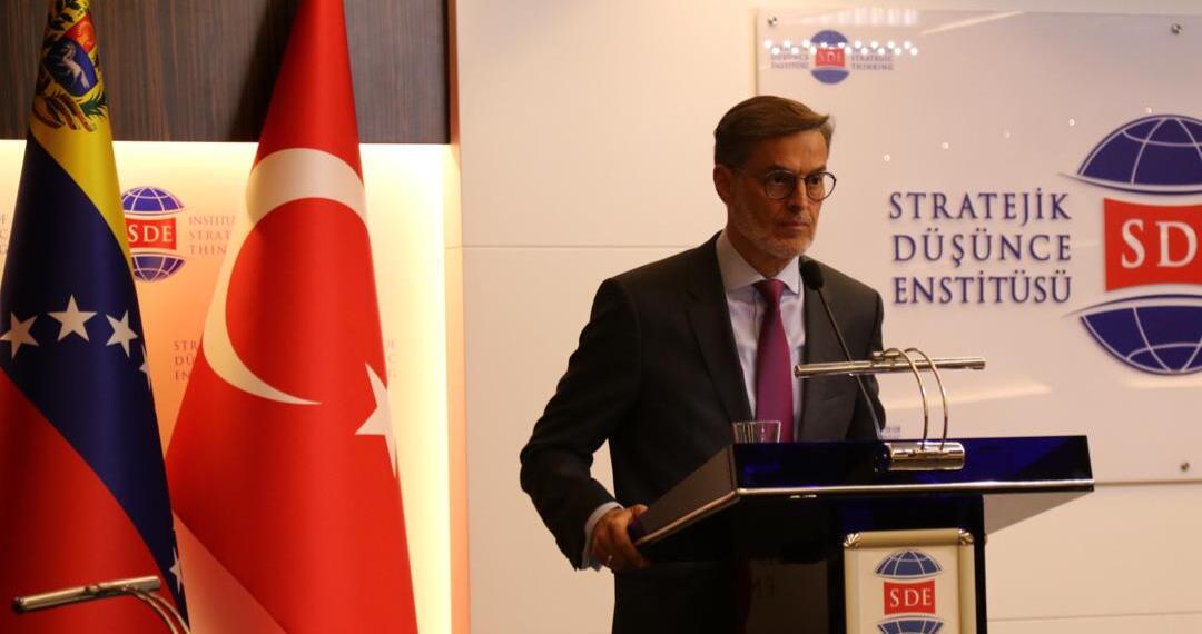 Ministro Plasencia dicta conferencia magistral durante su visita a Turquía