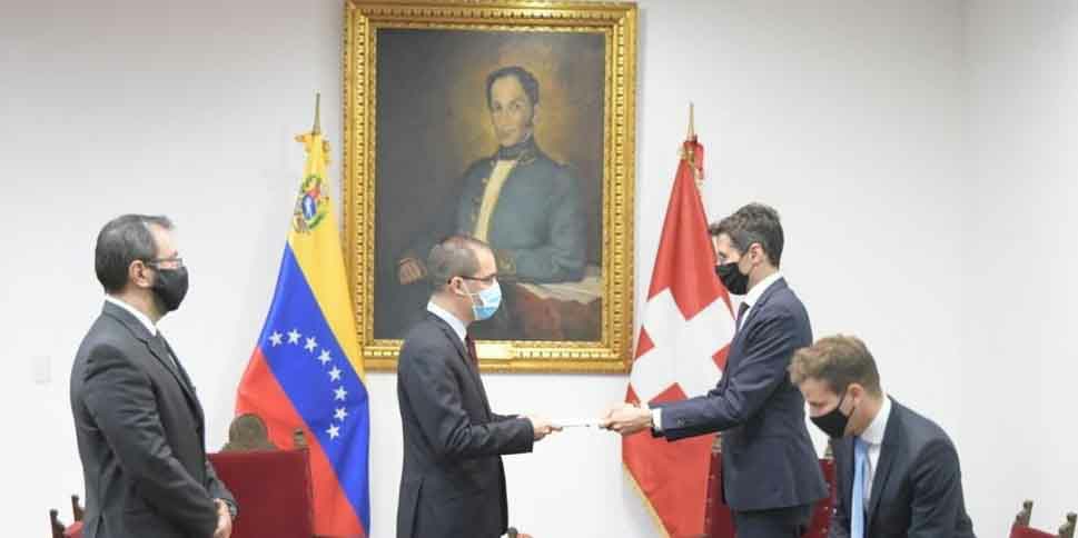 Canciller Arreaza recibe Copias de Estilo del embajador de Suiza Jürg Sprecher