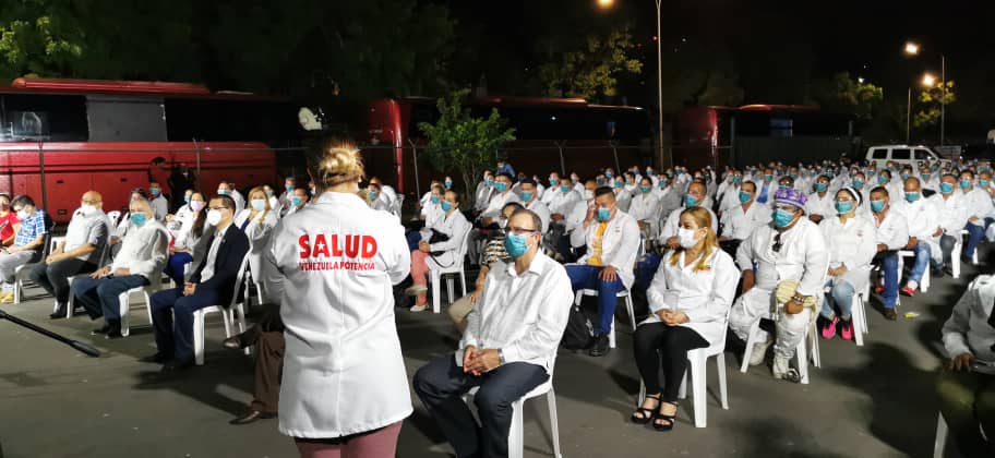 Arriba nueva delegación de médicos cubanos para combatir el COVID-19