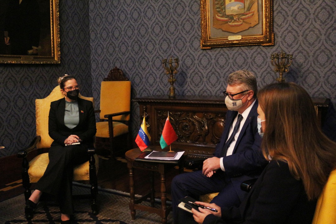 Viceministra Daniela Rodríguez sostiene reunión de trabajo con Embajador de Belarús