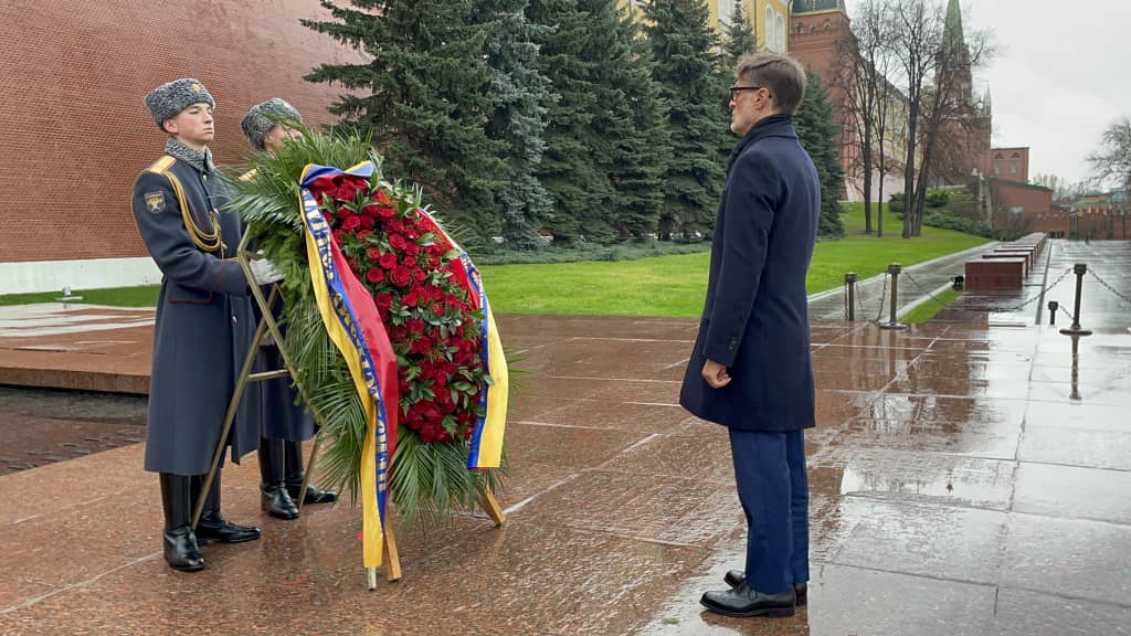 Foreign Minster Plasencia pays tribute to the tomb of the Unknown Soldier