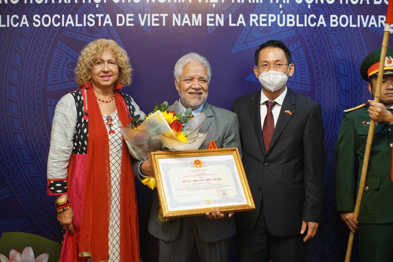Exembajador Jorge Rondón Uzcátegui recibe Medalla de la Amistad por su servicio en Vietnam