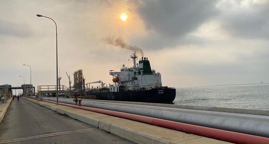 Pese a sanciones de EEUU: arriba a la refinería El Palito primer buque iraní cargado de combustible
