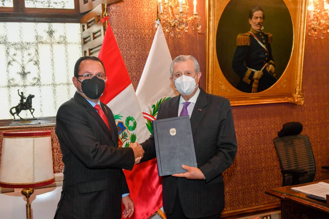 Embajador Alexander Yánez presenta copias de estilo ante el Gobierno de Perú