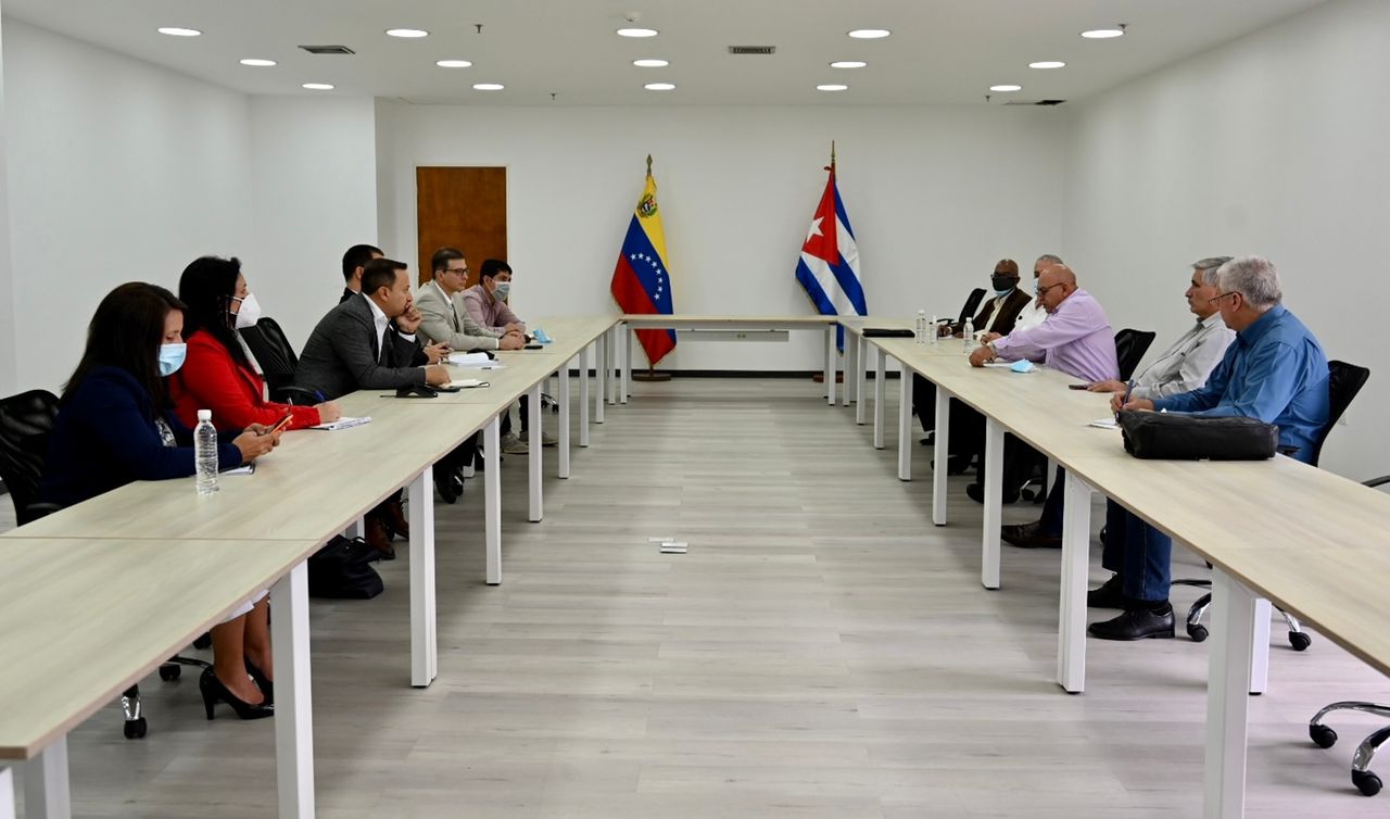 Gobiernos de Venezuela y Cuba estrechan alianza de cooperación en el ámbito industrial