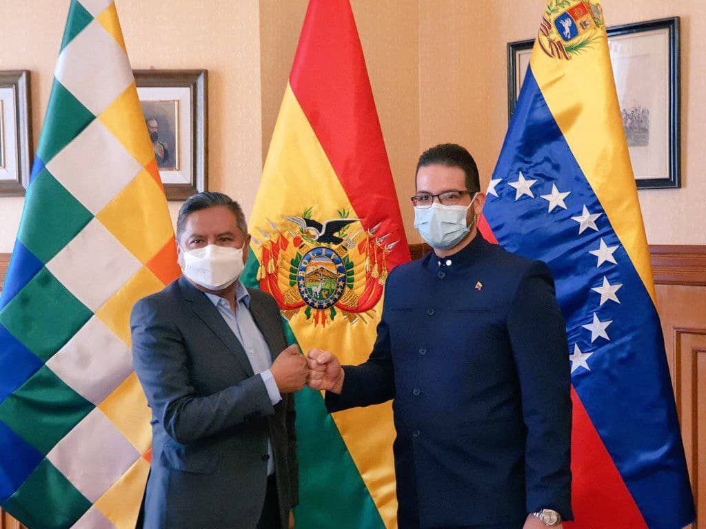 Embajador César Trompiz entrega Copias de Estilo ante el Canciller del Estado Plurinacional de Bolivia Rogelio Mayta