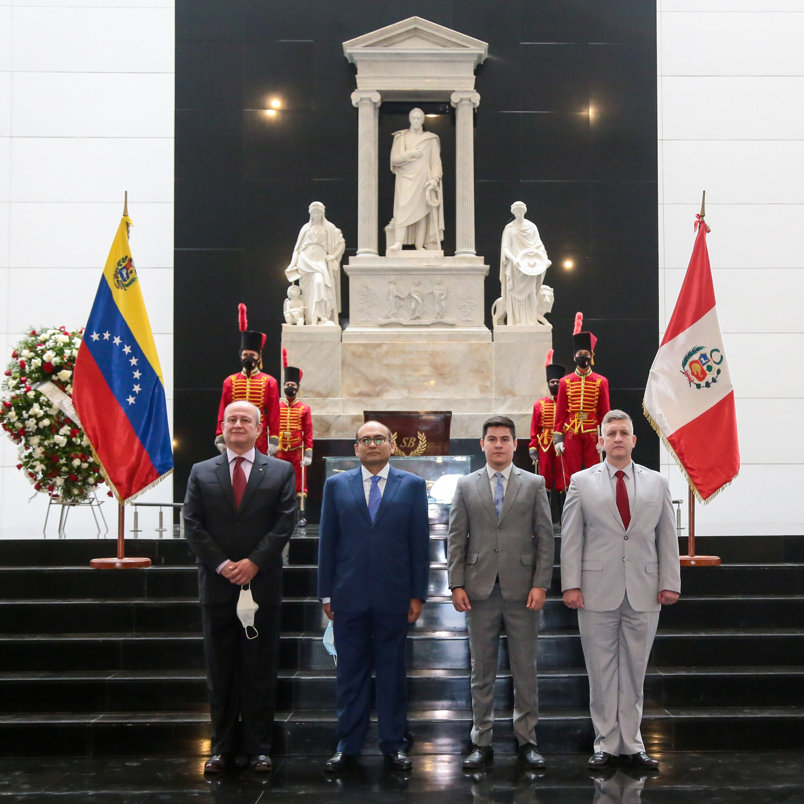 Nuevo Embajador de Perú en Venezuela realiza ofrenda floral ante El Libertador Simón Bolívar
