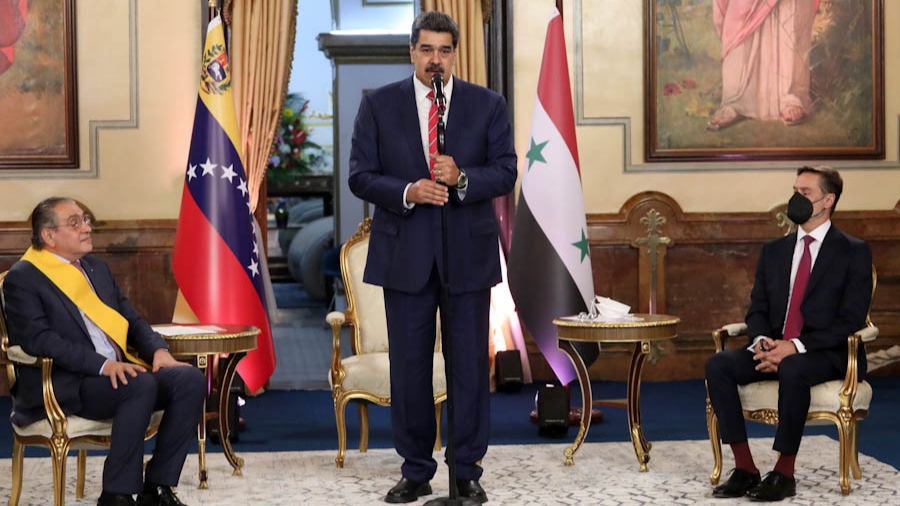President Maduro decorates the Syrian Ambassador in Miraflores