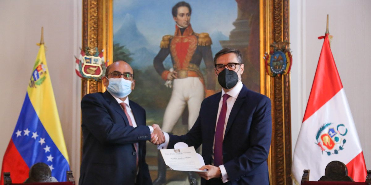 Foreign Minister Plasencia receives Copies of Credentials from the new Ambassador of the Republic of Peru