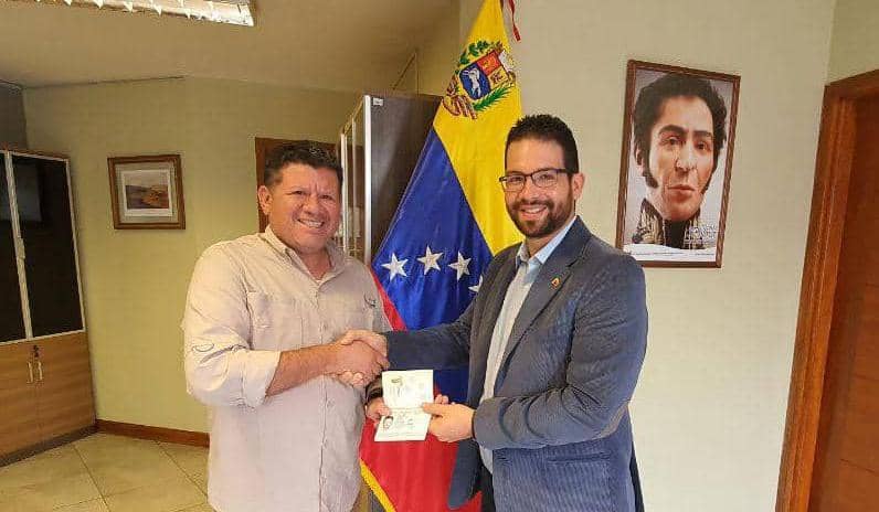 Embajador César Trómpiz entrega pasaportes a venezolanos residentes en Bolivia