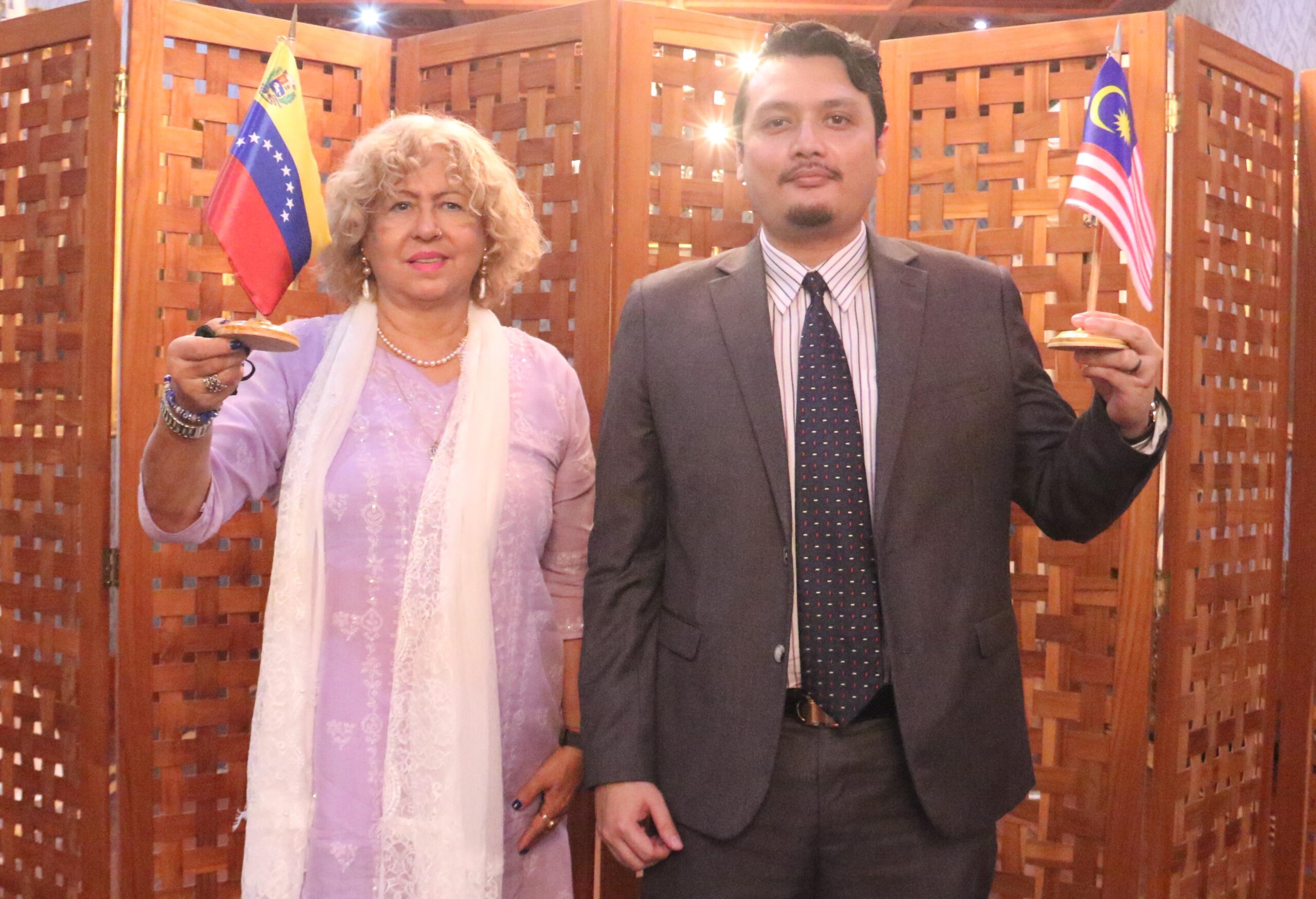 Viceministra Capaya Rodríguez sostiene encuentro de trabajo con Encargado de Negocios de Malasia