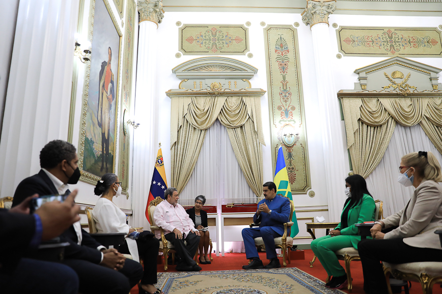 Presidente Maduro recibe al primer ministro de San Vicente y las Granadinas en Miraflores