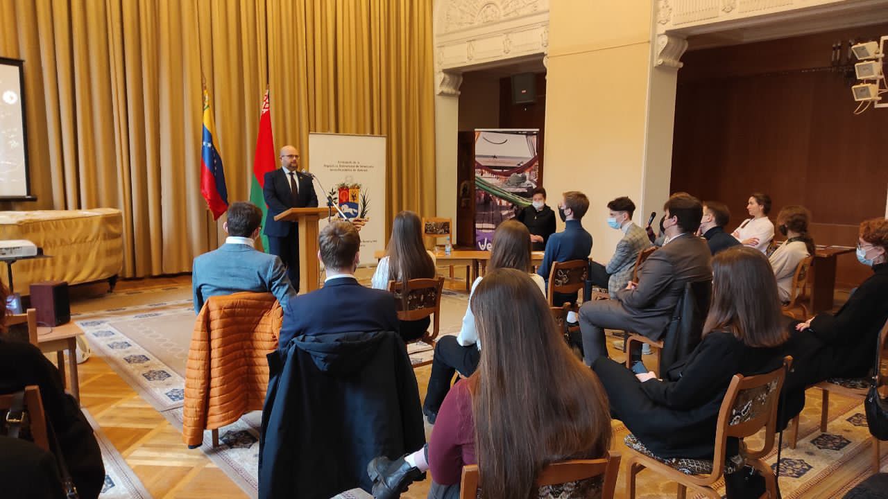 Jóvenes belarusos conversaron sobre las perspectivas para la cooperación entre Belarús y Venezuela