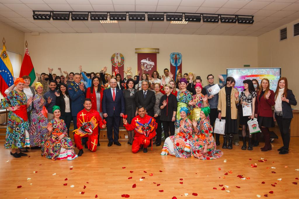 En Minsk se conmemoró el grito de la independencia con acto cultural de cierre del concurso de máscaras de los Diablos Danzantes
