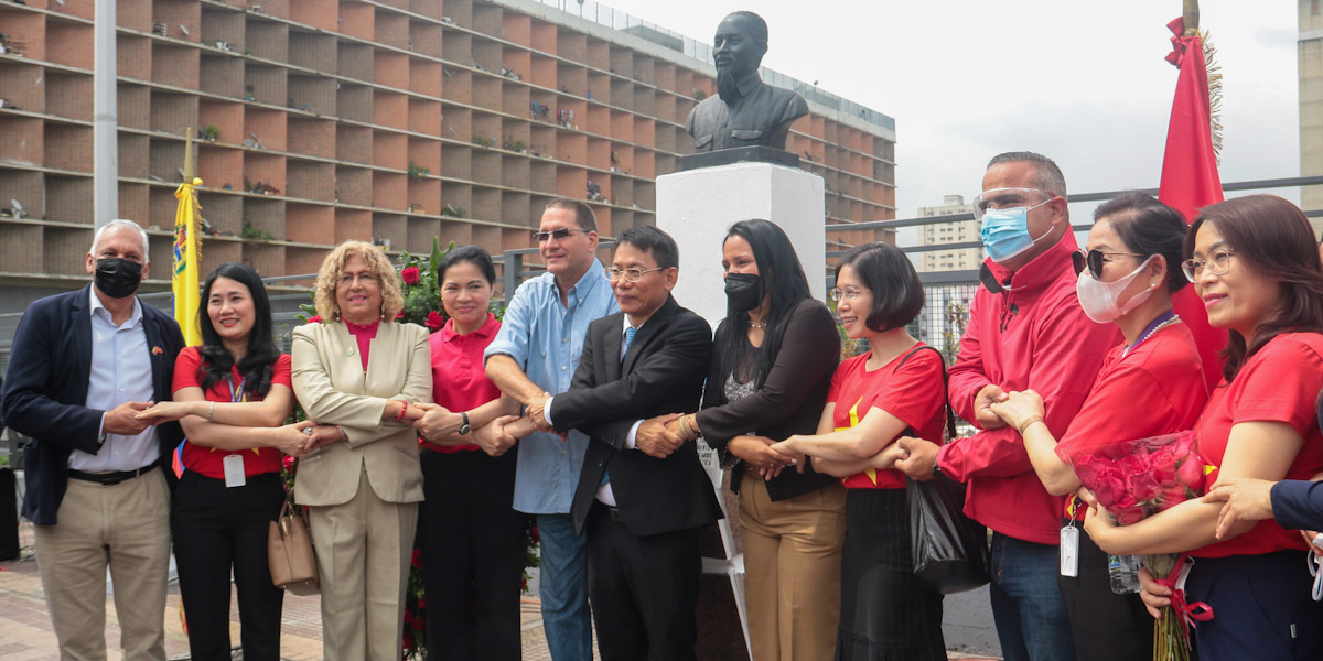 Con ofrenda floral conmemoran en Caracas 132 años del natalicio del líder vietnamita Ho Chi Minh