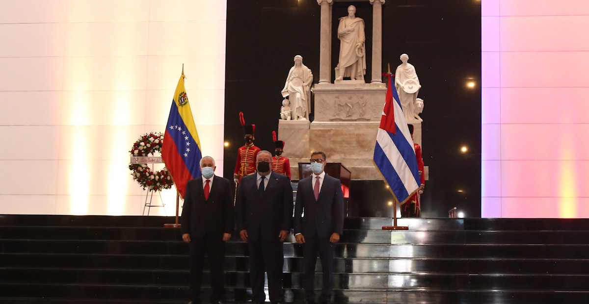 Primer Ministro de Cuba rinde honores al Libertador Simón Bolívar en el Panteón Nacional