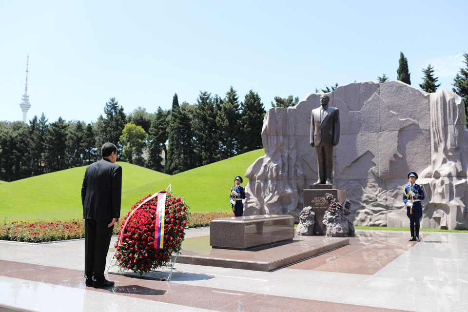 Presidente Maduro rinde honores al Monumento del Líder Heydar Aliyev en Azerbaiyán