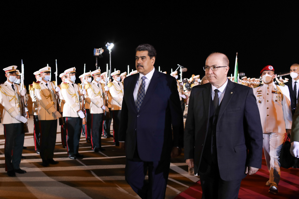 Presidente Maduro arriba a la República Argelina Democrática y Popular