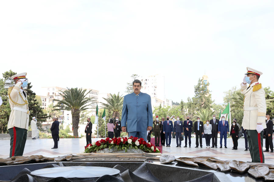 Presidente Maduro rinde honores ante el Monumento de los Mártires en Argelia